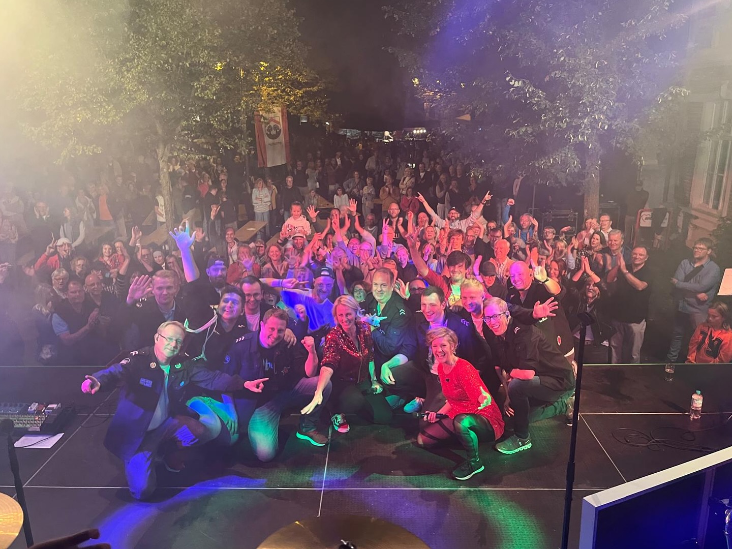 ✨Gestern Abend bei Isselhorst aLive✨  Was war das denn bitte 😍  Von Lied zu Lied stieg die Stimmung, bis einfach niemand mehr stillstehen konnte. 💃🕺  Jung und Alt haben zusammen getanzt, gelacht und gefeiert – und wir mitten drin! ❤️
Ein Abend, an den wir uns sehr gern zurückerinnern werden.  Danke an alle, die dabei waren und mit uns Isselhorst gerockt haben! 🙌  #gtownrockorchestra #IsselhorstALive #Musikverbindet #Tanzen #Feiern #LiveMusik #Unvergesslich