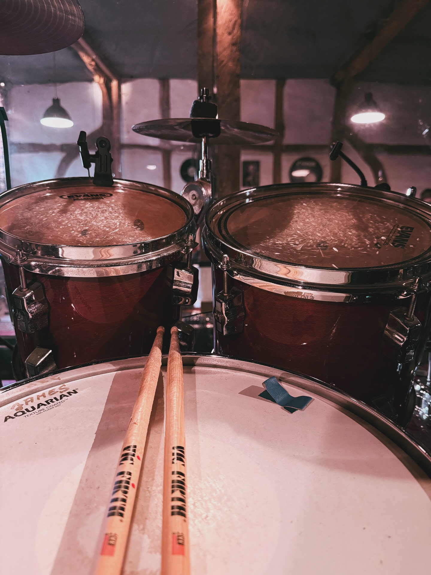 Ein besonderer Blick hinter die Kulissen 👀 Heute hat unser Gitarrist den Platz am Drumset eingenommen. Warum? 🤔  Besondere Gigs verdienen besondere Momente ❤️ – und genau diese wird es bei uns in der Weberei am 27.12., 29.12. & 31.12.2025 geben!  Bist du dabei dabei?